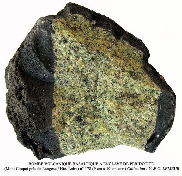 Fichier:Basalte a enclave de Peridotite - 1.jpg