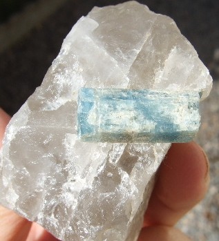 Aigue-marine sur quartz.jpg