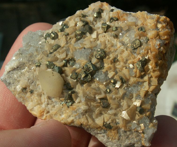 Chalcopyrite, Calcite, Dolomite, Lodève, Hérault (34), France.