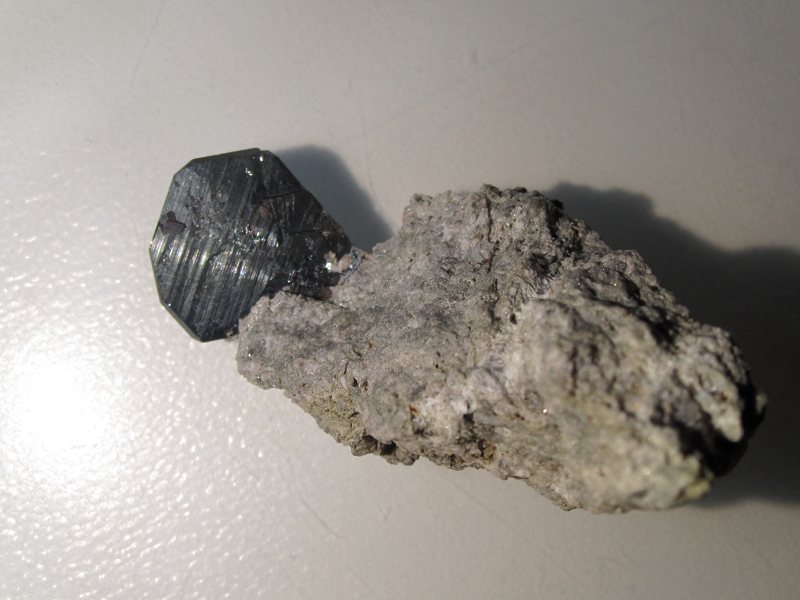 Fichier:Hematite-rutile-cavradi-suisse-3.jpg