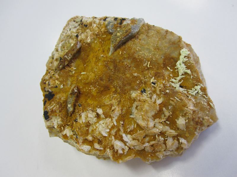 Fichier:Stolzite-pyromorphite-chely-apcher-lozere.jpg