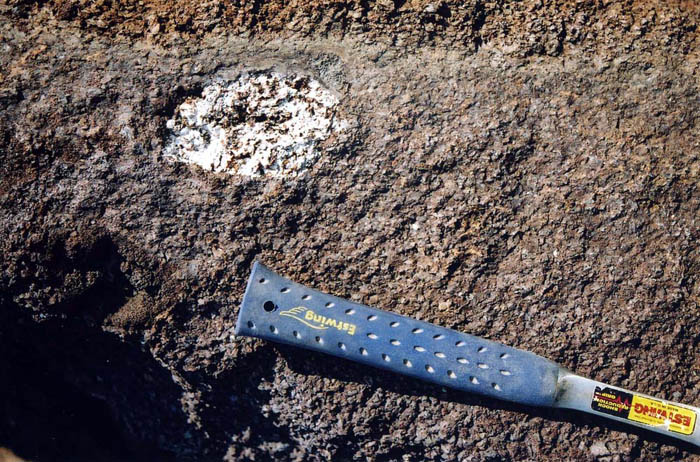 Fichier:Enclave du socle dans basalte - 1.jpg