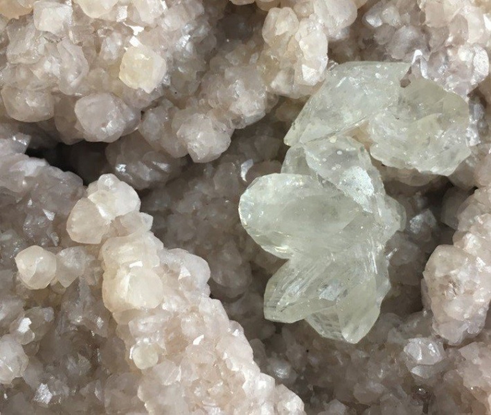 Fichier:Tsumeb cerusite et cobaltosmithsonite.jpeg