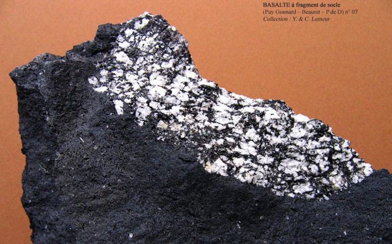 Fichier:Basalte a fragment du socle - 1.jpg