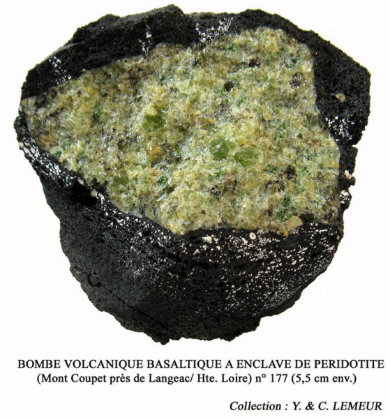 Fichier:Bombe volcanique basaltique a Peridotite - 1.jpg