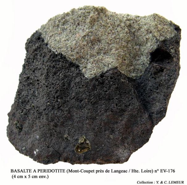 Fichier:Basalte a enclave de Peridotite - 2.jpg